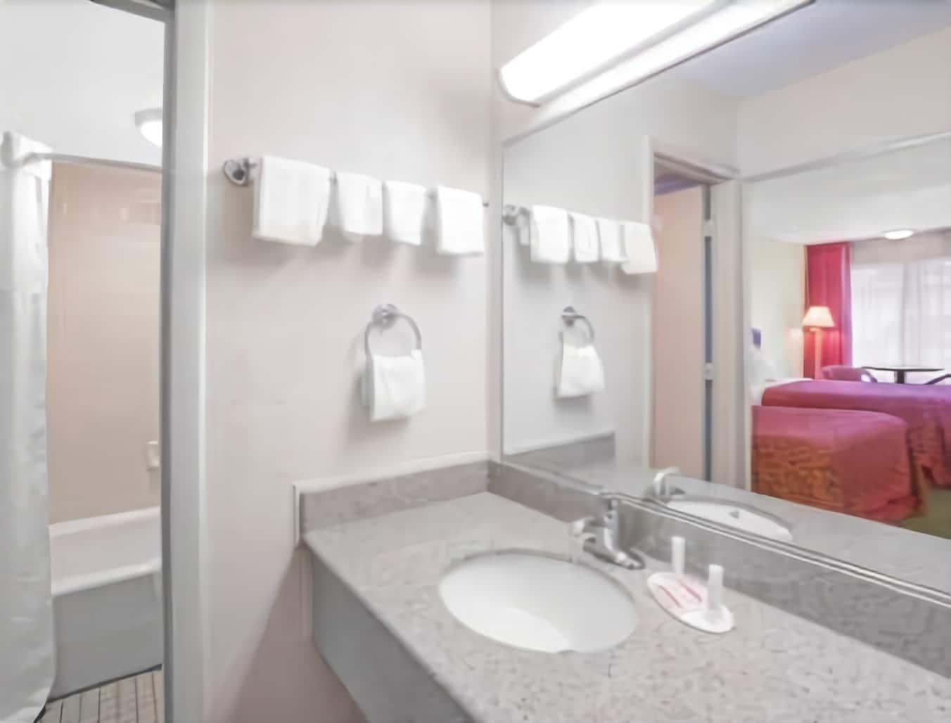 Days Inn By Wyndham Wilmington / University Bagian luar foto