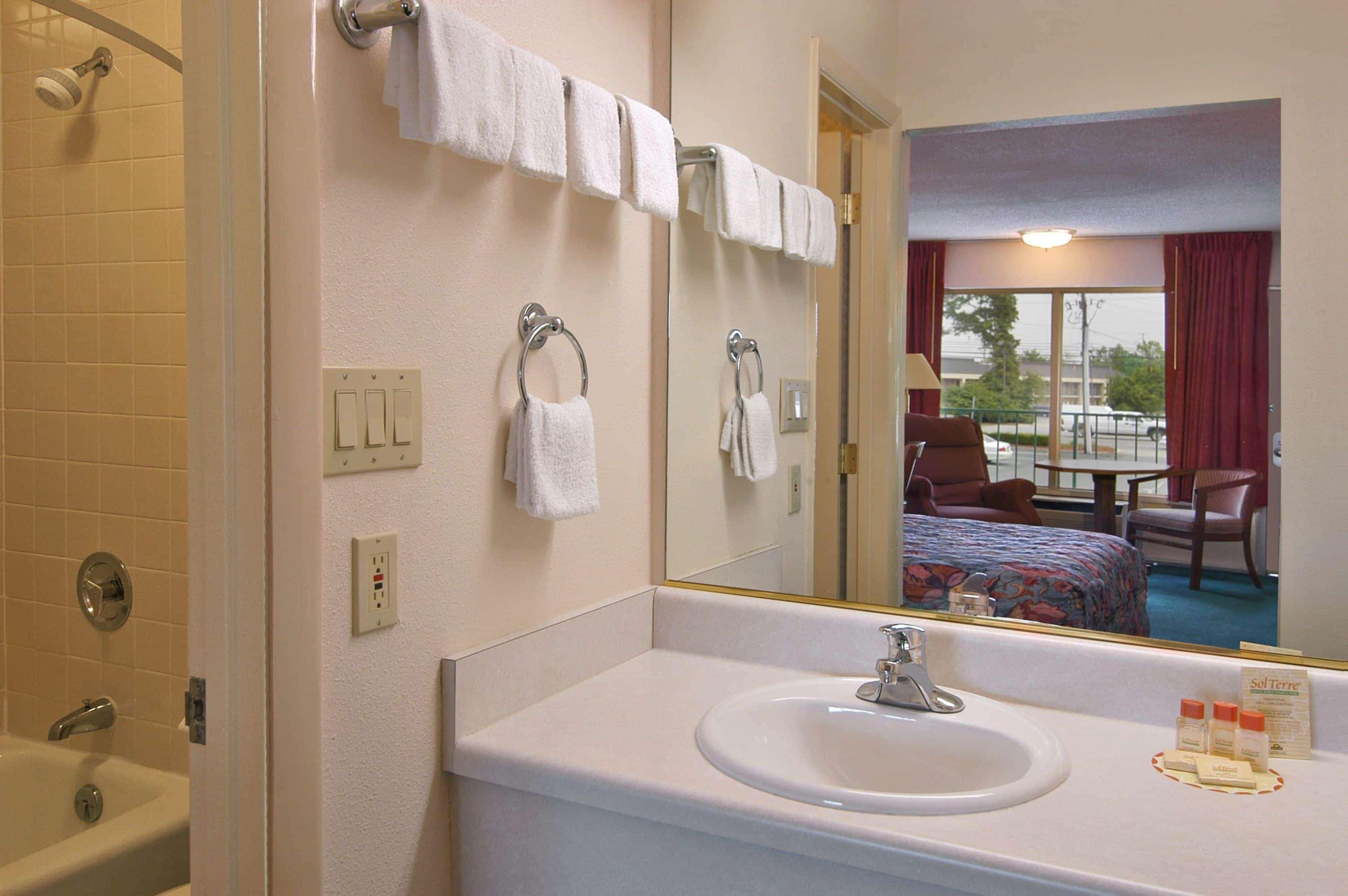Days Inn By Wyndham Wilmington / University Bagian luar foto