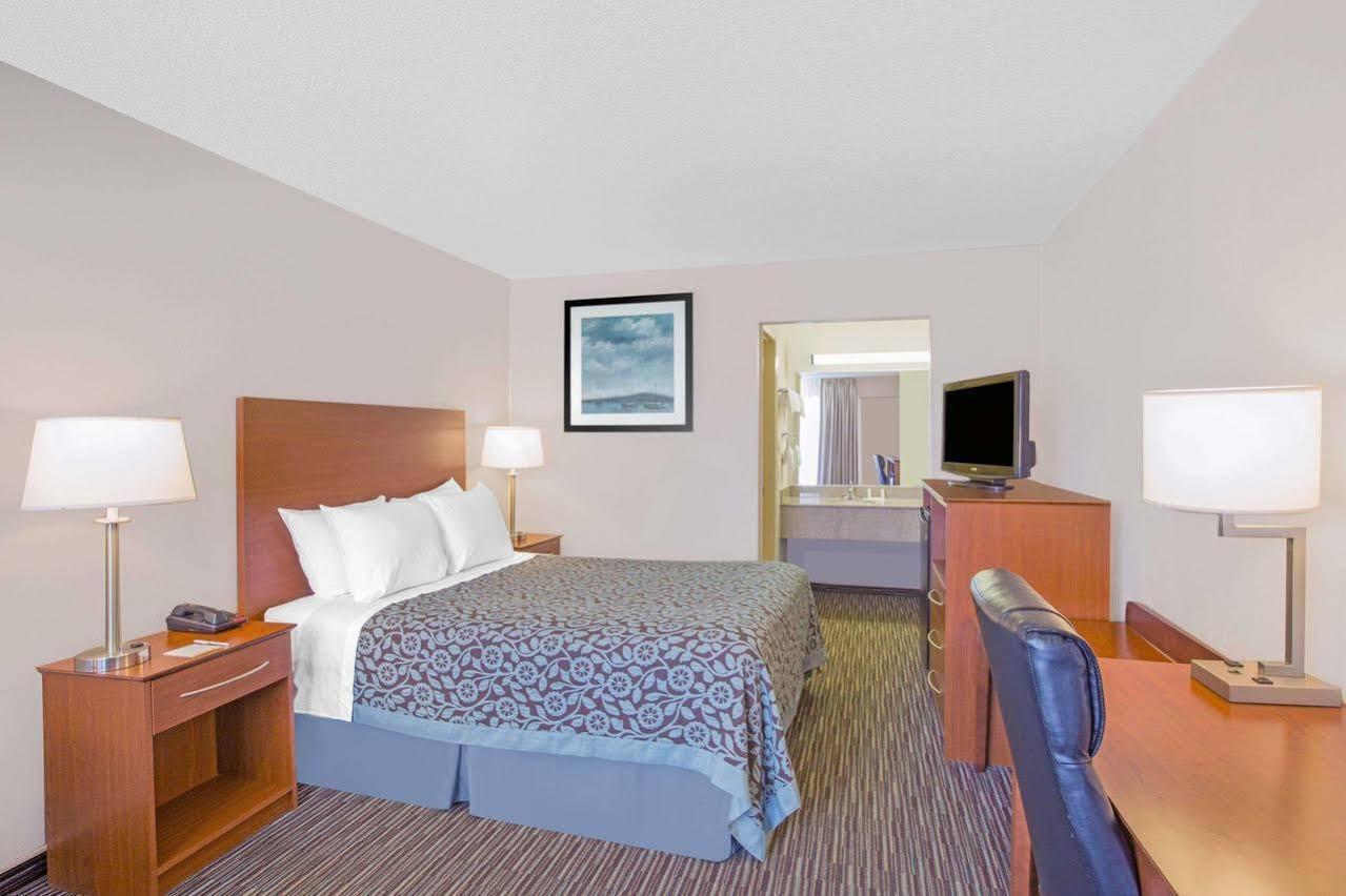Days Inn By Wyndham Wilmington / University Bagian luar foto